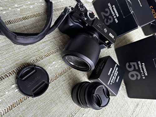 Fujifilm black mirrorless - x-e5,