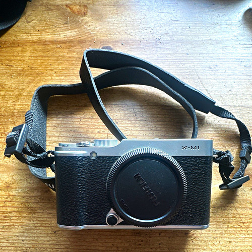 Fujifilm mirrorless - x-m1,